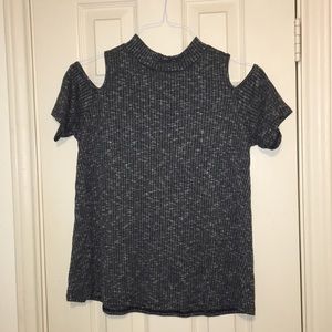 Short-sleeved sweater w/ shoulder cutouts
